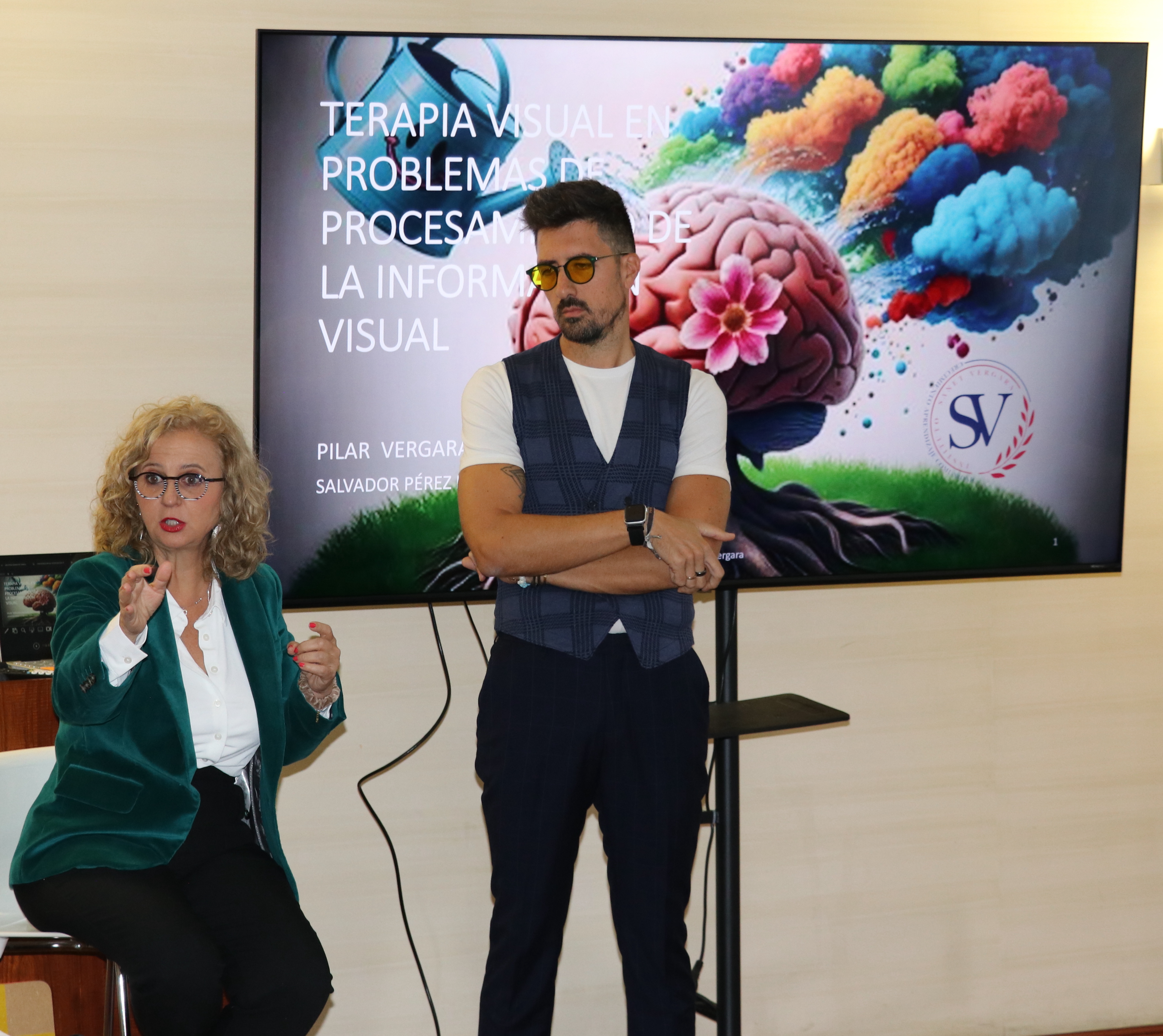 Pilar Vergara y Salvador Pérez presentando terapia visual