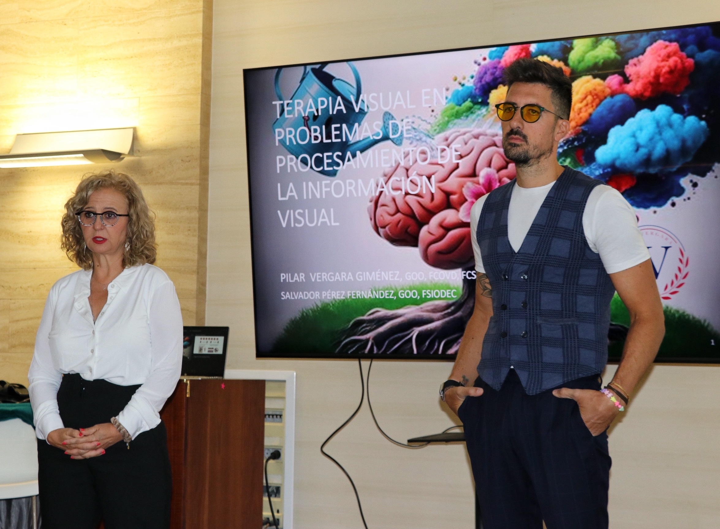 Pilar Vergara y Salvador Pérez ante pantalla de terapia visual