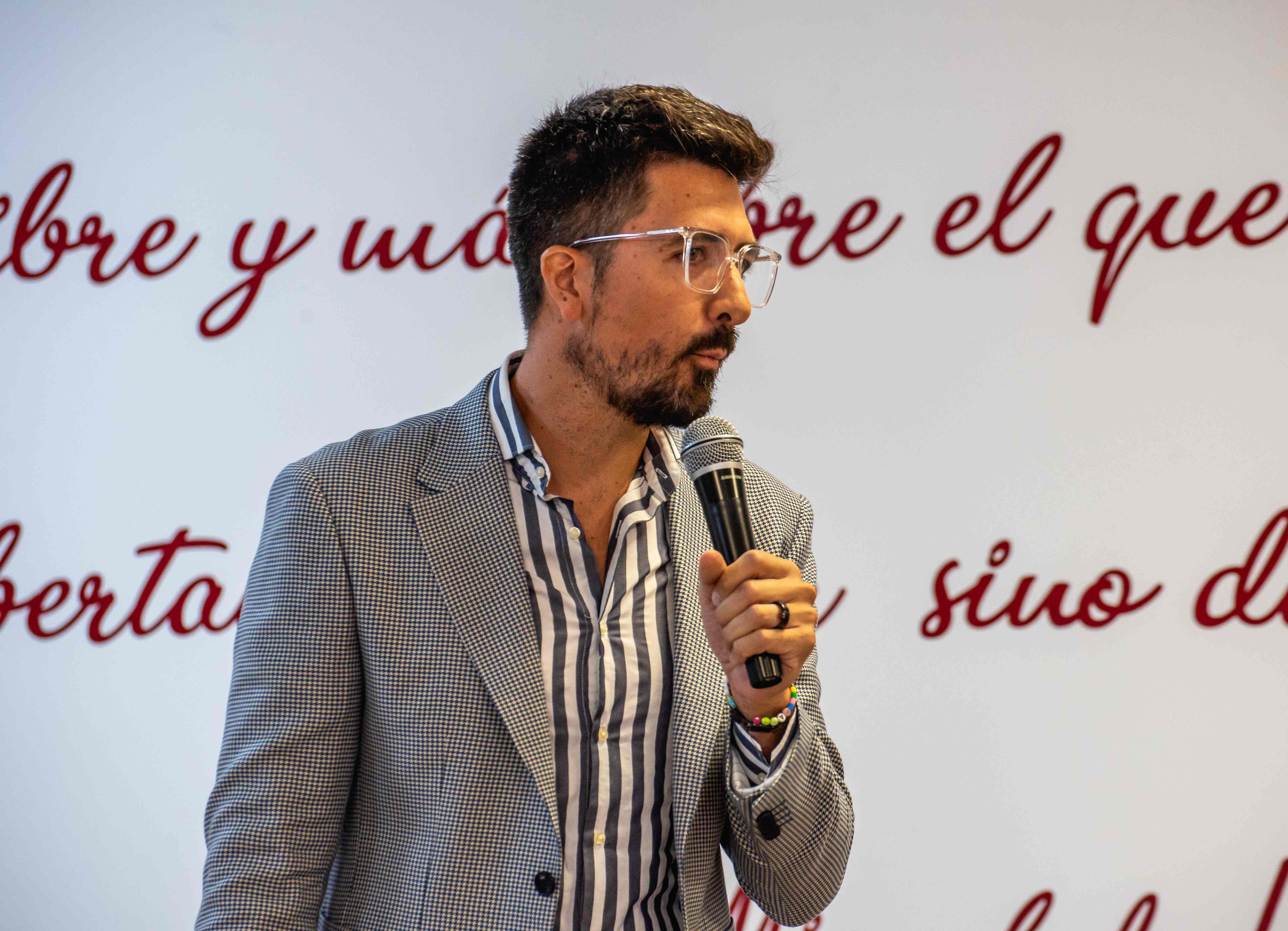Salvador Pérez con micrófono en conferencia
