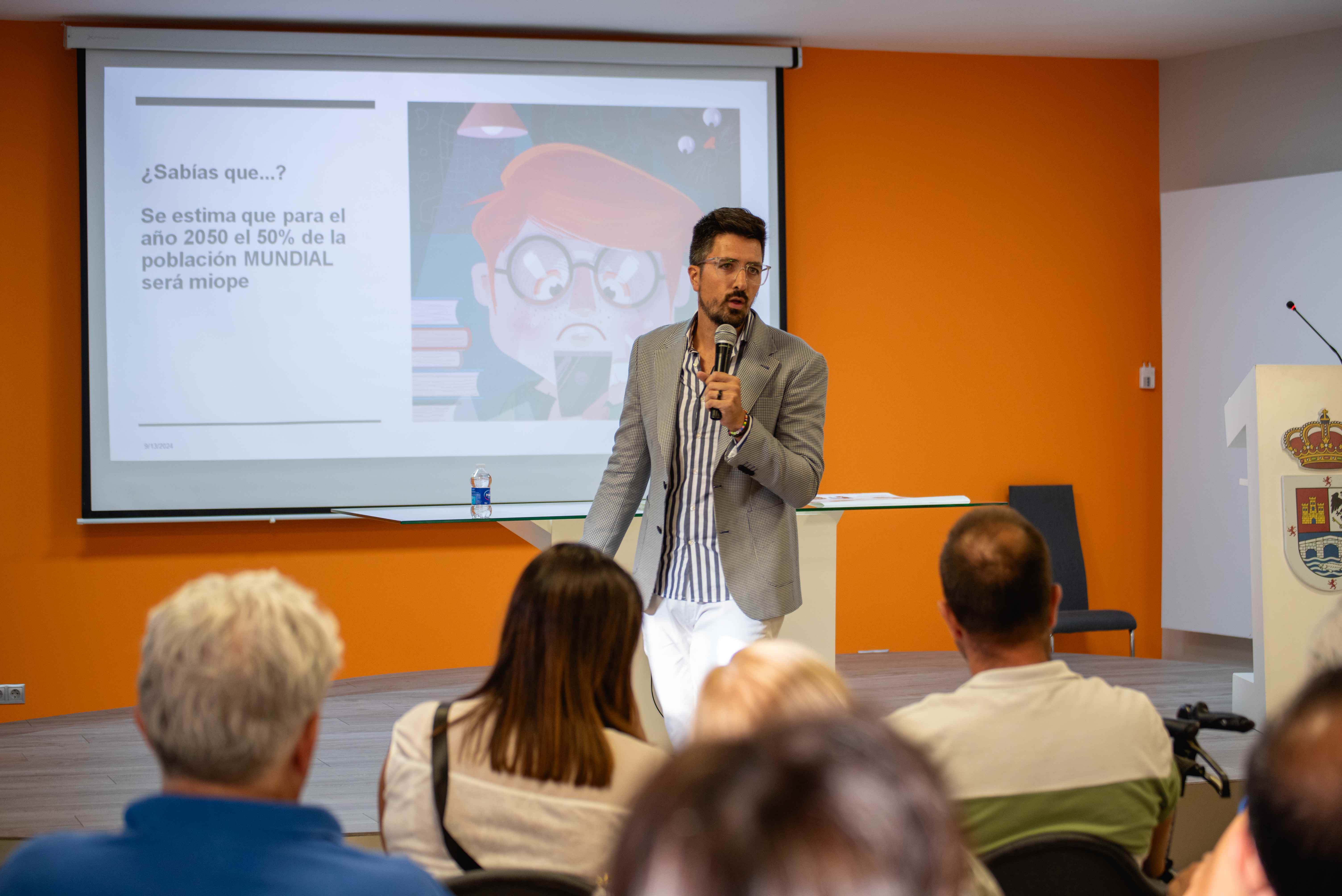 Salvador Pérez impartiendo clase en sala naranja