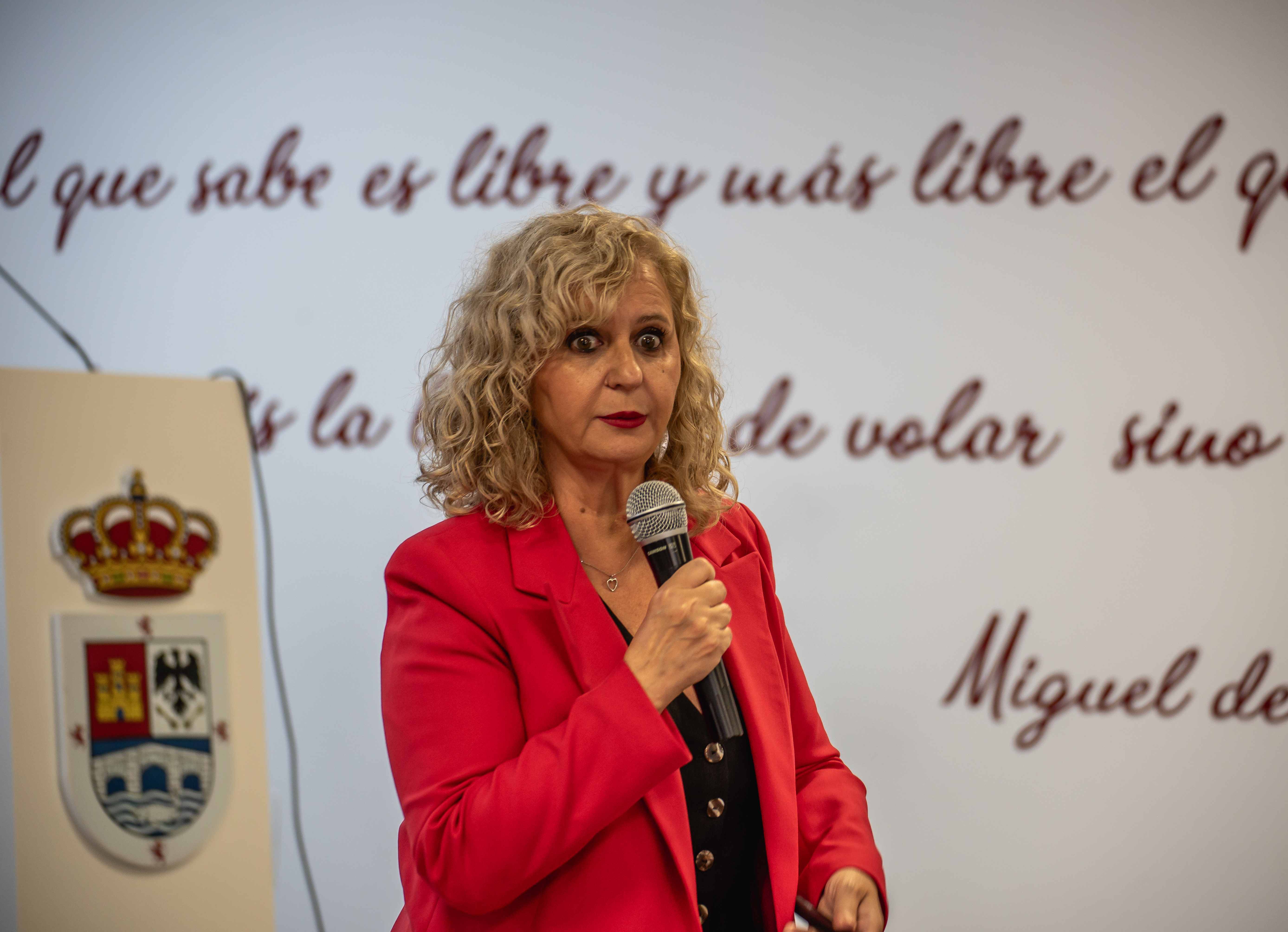 Pilar Vergara hablando con micrófono
