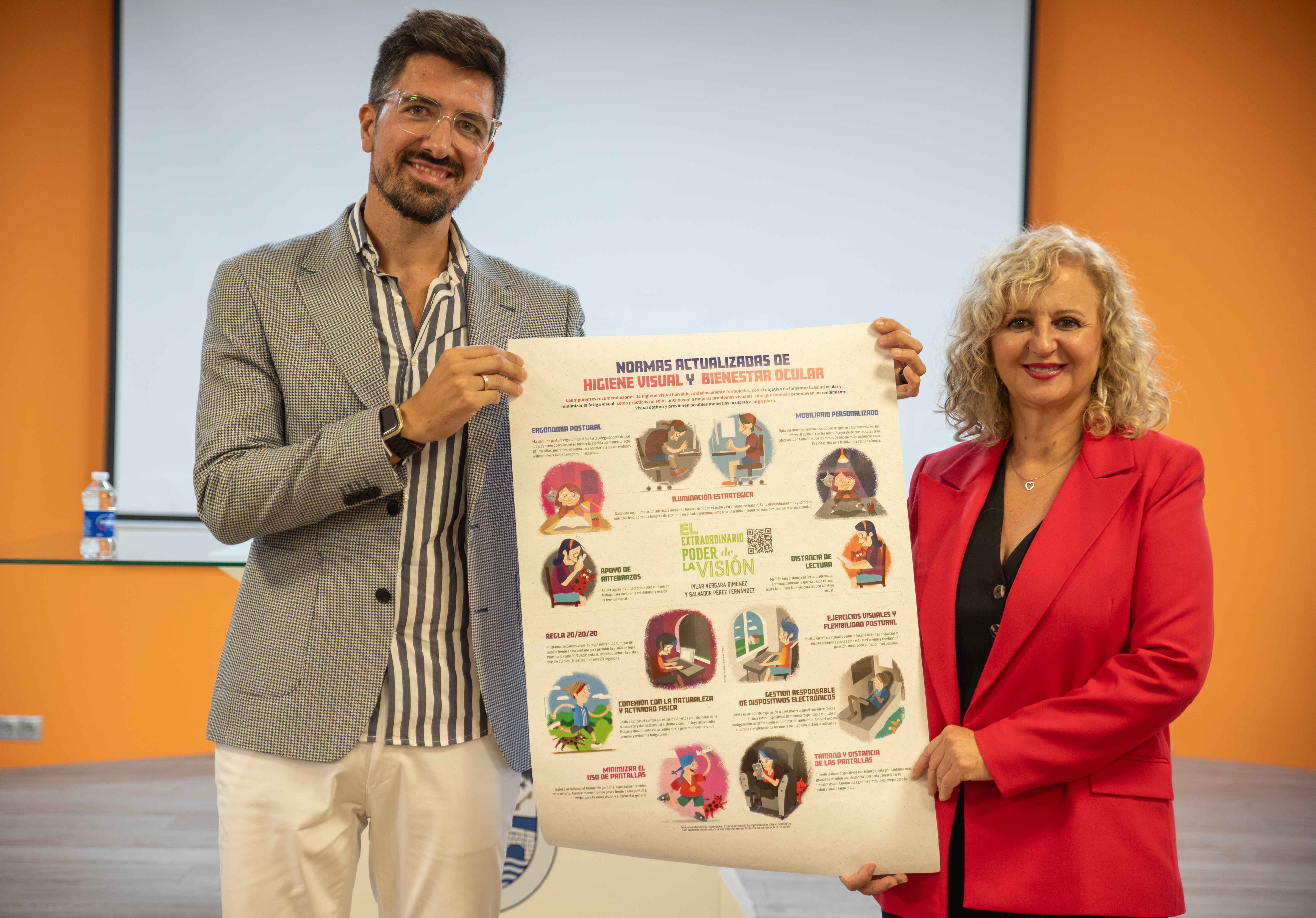 Pilar y Salvador sosteniendo póster de higiene visual