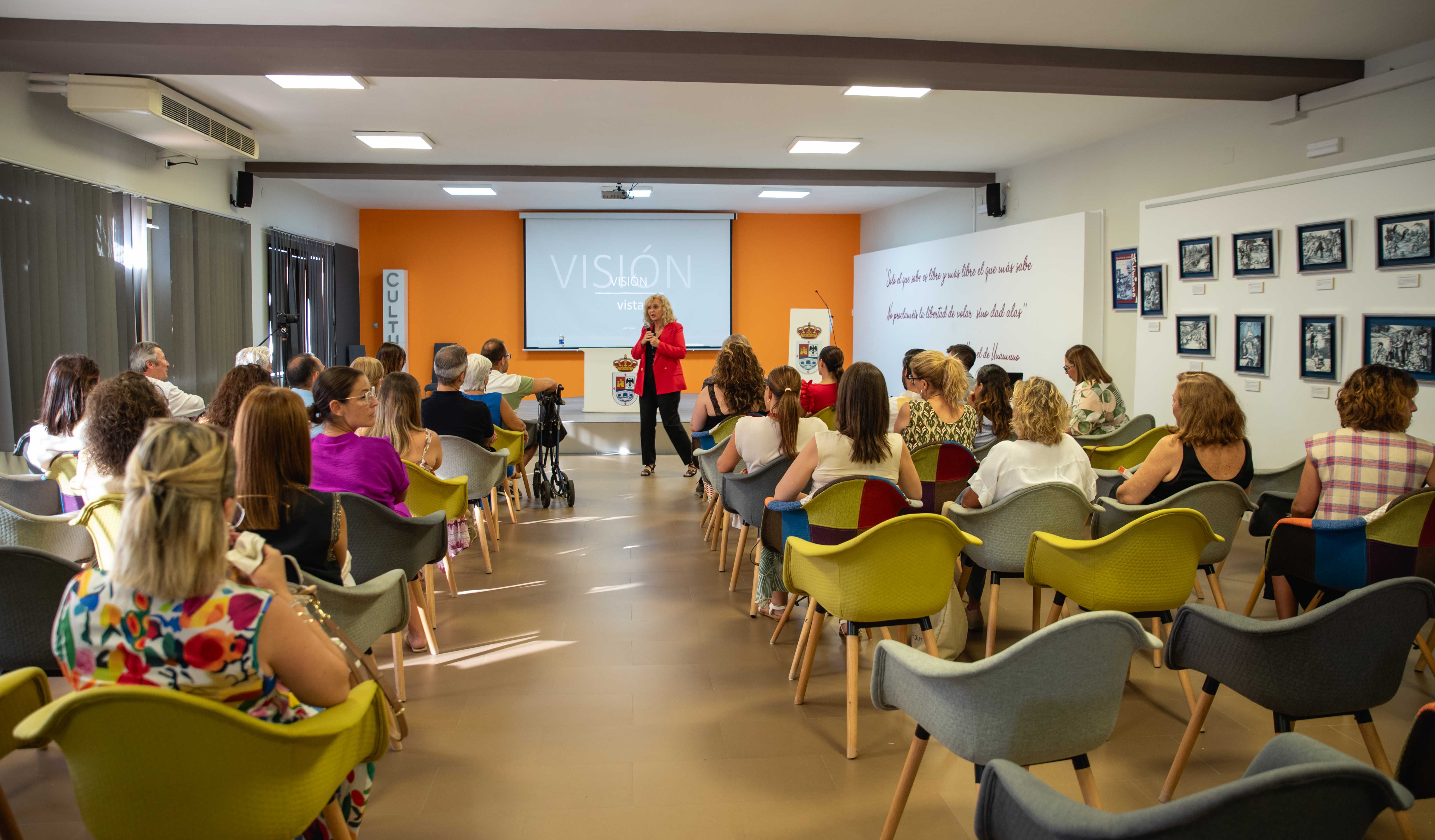 Pilar Vergara con audiencia en sala grande