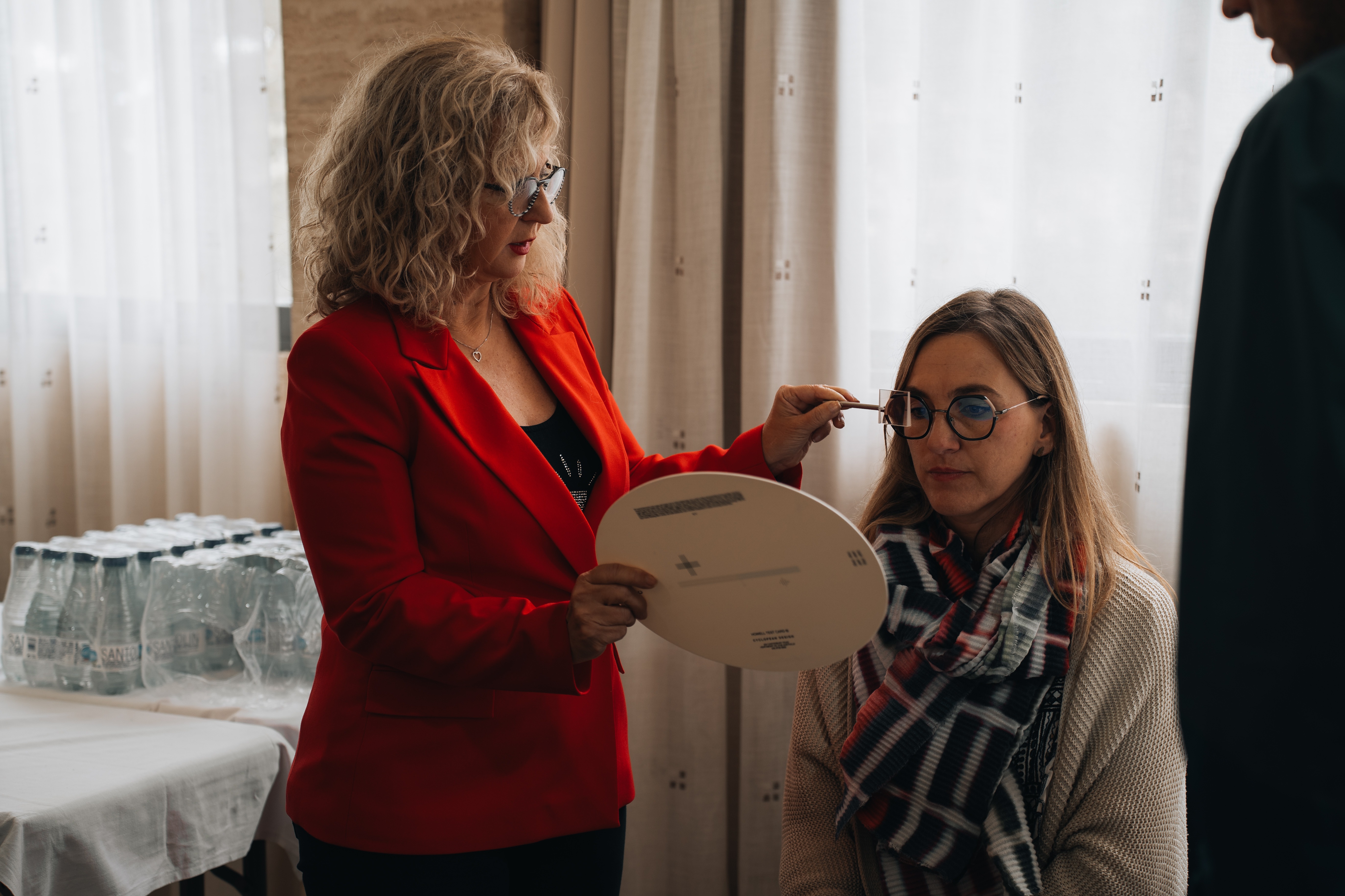 Instructora del Instituto Sanet-Vergara realizando exploración ocular a una alumna durante una práctica clínica